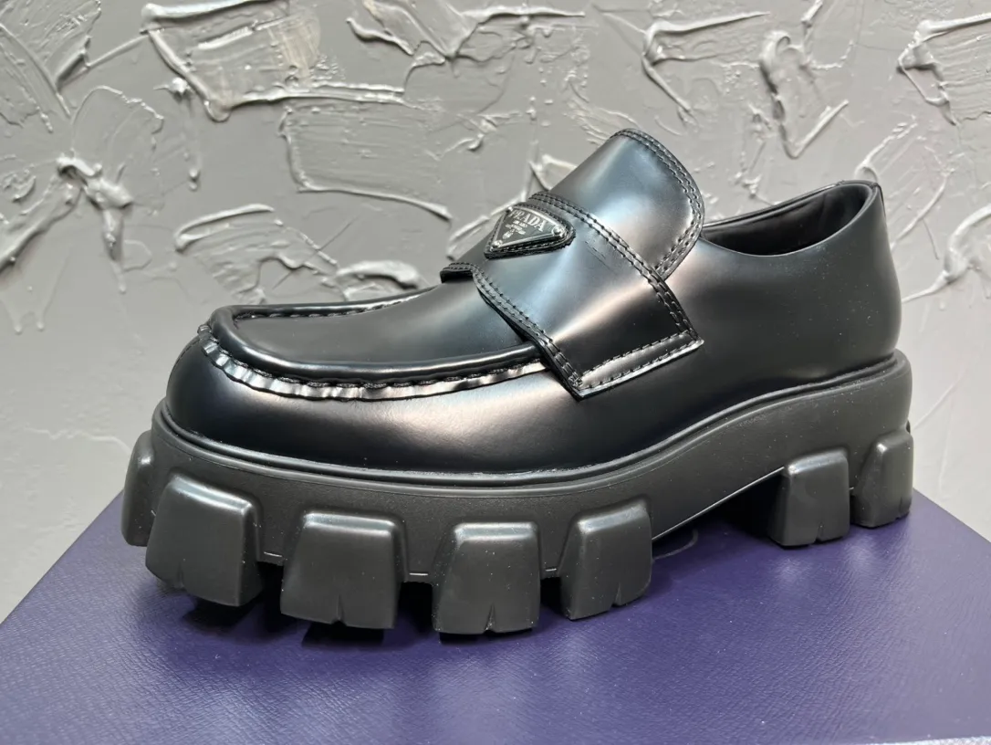 Men's shoes 💰780💰 🔥🔥🔥 Upgraded version of the 2025 new Prada Prada triangular enamel logo, round-head and bold Lofte shoes, developed one-to-one with the original version, one-to-one private molding of the outsole, the fabric is made of imported open edge beads, cowhide lining, cowhide for foot pads, sole height 5cm, original rubber foam sole, code number 39-46